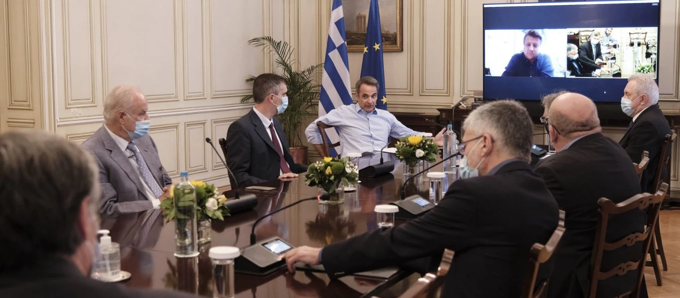 Σε σύγχυση κυβέρνηση και λοιμωξιολόγοι: Συζητούν την υποχρεωτική διπλή μάσκα στον γενικό πληθυσμό!